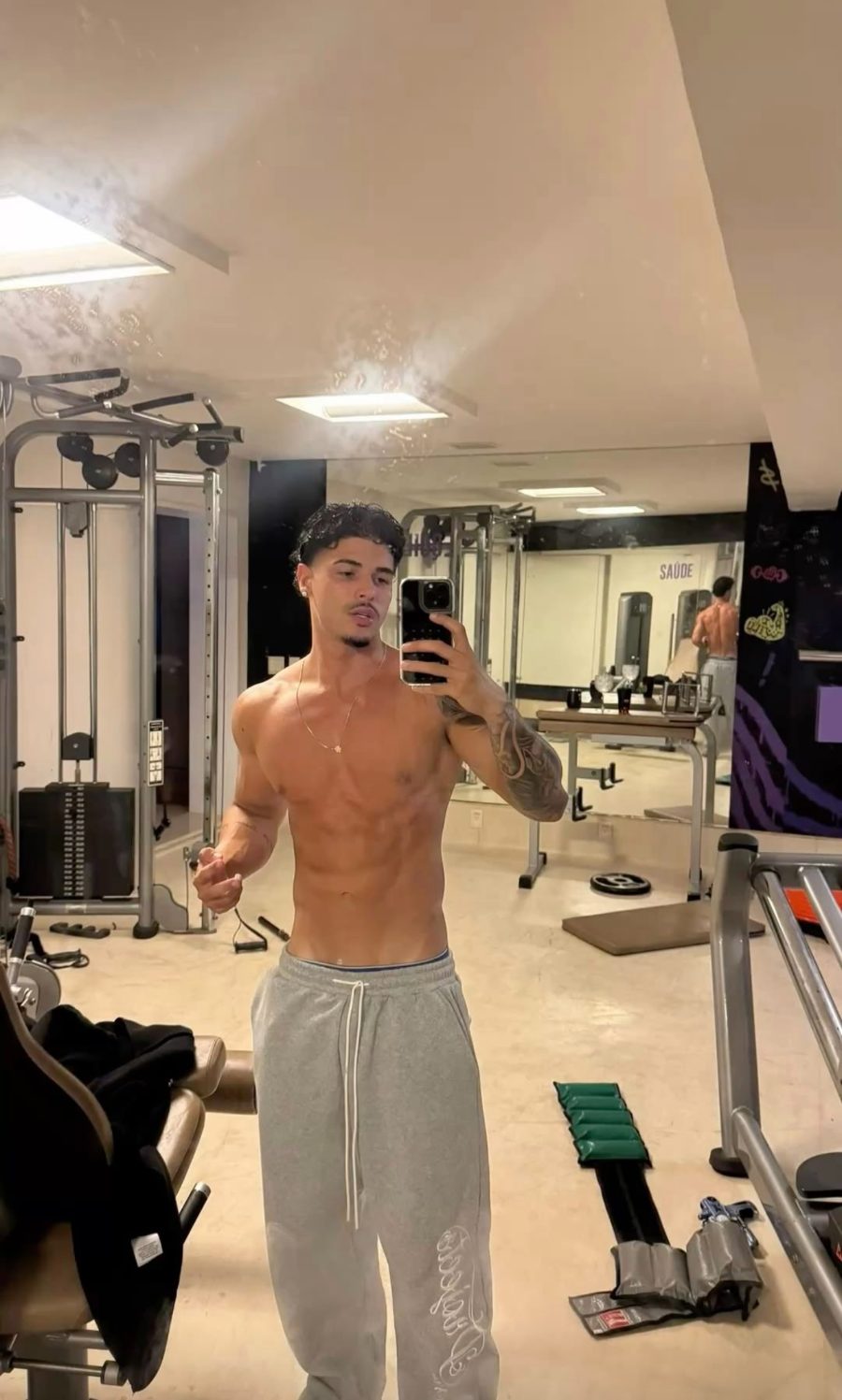 Creator mirror selfie in the gym
